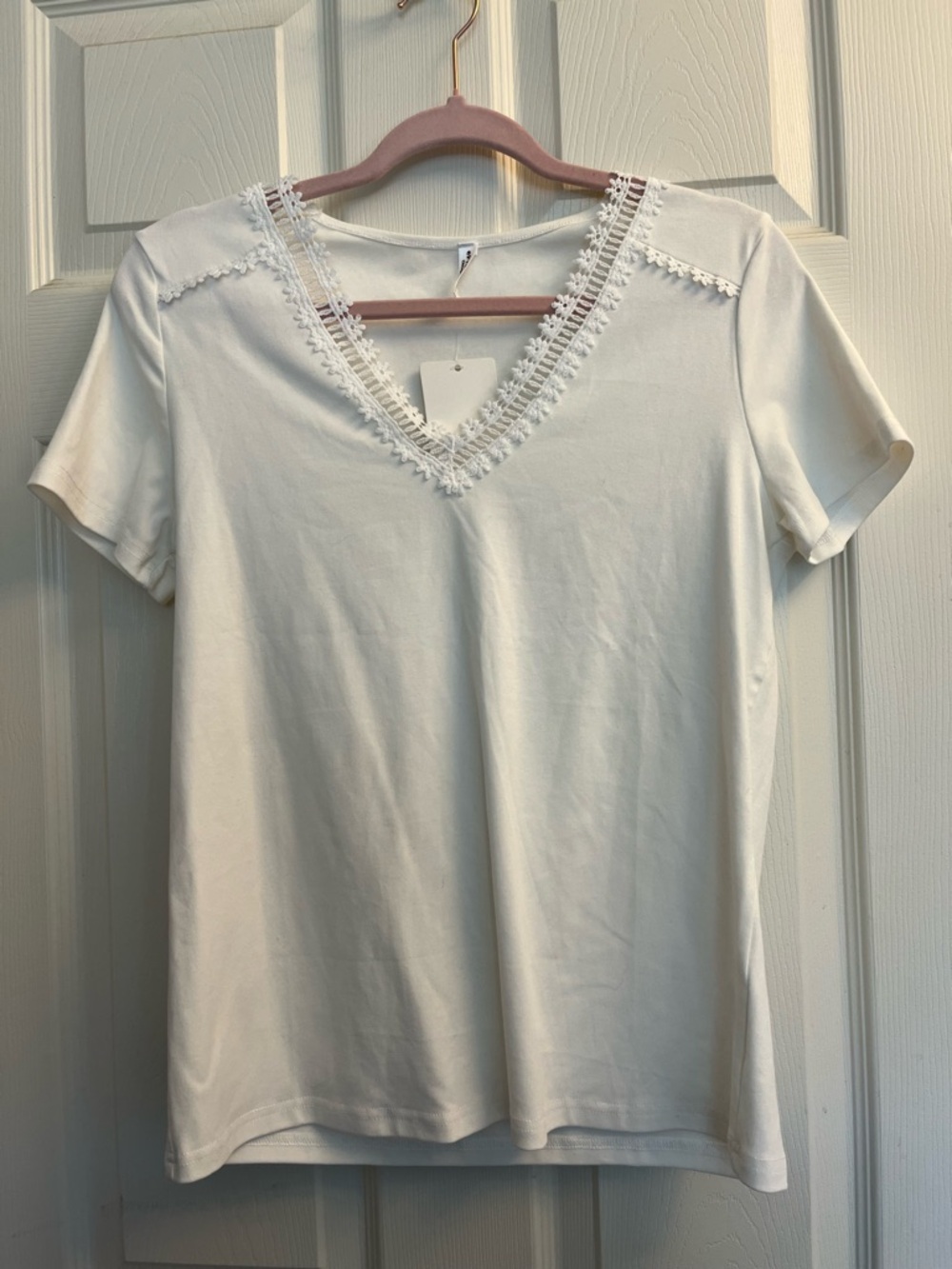 ePretty Women’s White Short Sleeve V‑Neck Tee with Lace Trim Small NWT